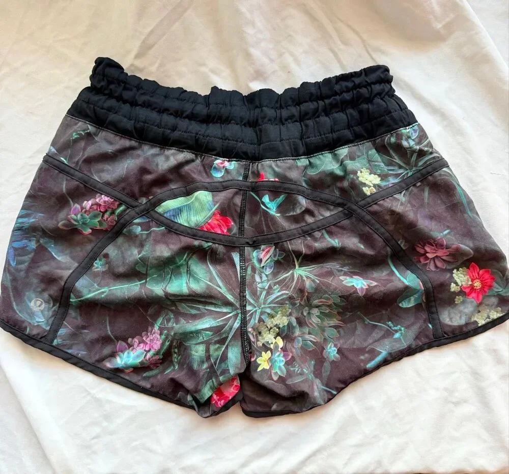 Lululemon Size 4 Hotty Hot Low Rise LR Lined Short 4 Vftm Ggre Floral